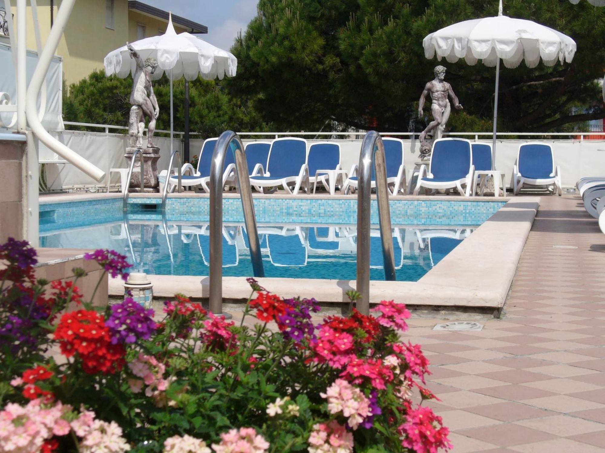 Hotel Trevi Lido di Jesolo Exterior photo