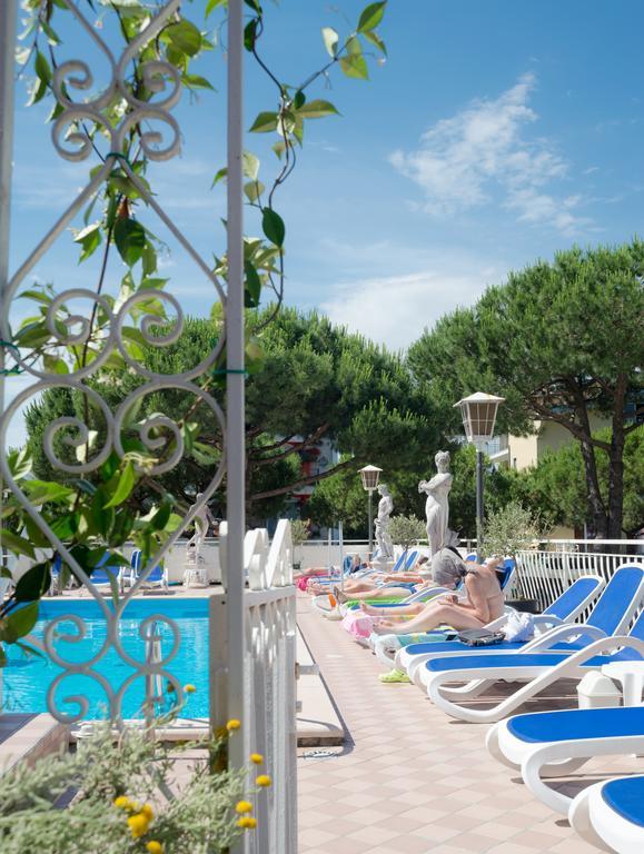 Hotel Trevi Lido di Jesolo Exterior photo